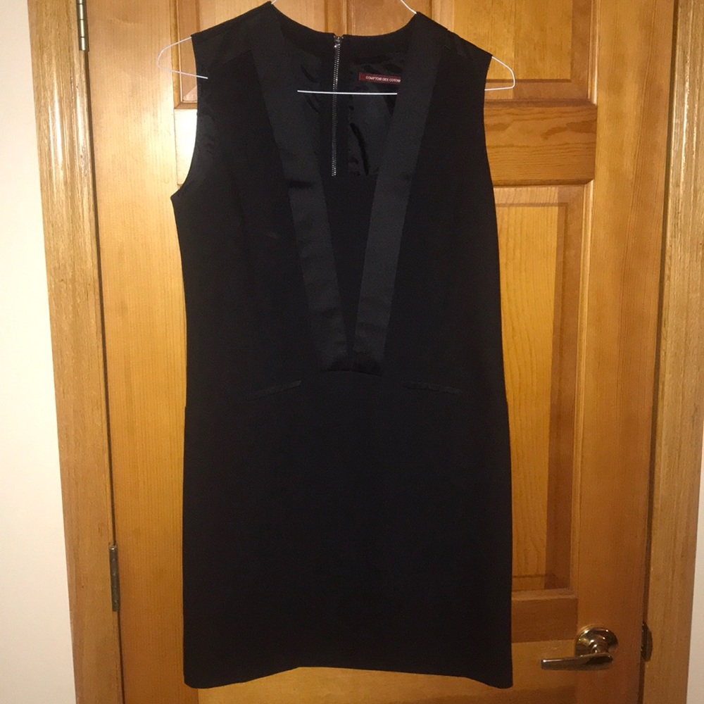 Black sleeveless dress for cocktail receptions